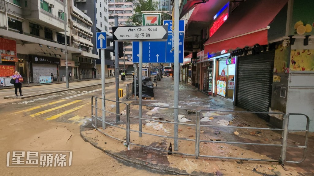 灣仔道與天樂里交界一條直徑10吋食水管突然爆裂,大量食水夾雜泥沙湧出路面,導致該帶出現積水及淤泥。黎志偉 灣仔道與天樂里交界一條直徑10吋食水管突然爆裂,大量食水夾雜泥沙湧出路面,導致該帶出現積水及淤泥。黎志偉