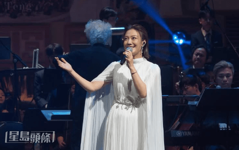 龍婷於5月為《永遠的鄧麗君》30周年紀念慈善交響音樂會演出。 龍婷於5月為《永遠的鄧麗君》30周年紀念慈善交響音樂會演出。