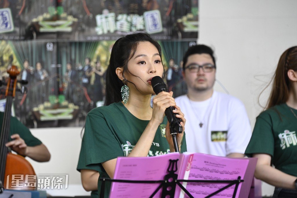 不過她卻投訴唱K機被弟弟經常搶來唱。