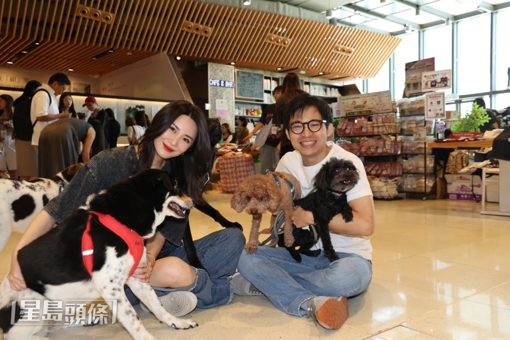 為現場六七十隻貓狗尋找歸宿，並義賣T裇與環保袋等毛孩主題產品，身體力行透過慈善分享對愛護寵物的愛心。