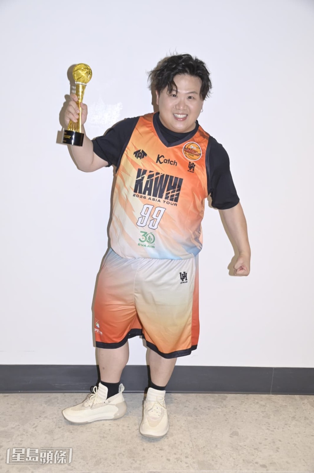 肥仔說那是「神來之筆」:「導演叫我行咋嘛,但齋行欠缺屋村感,我想演繹一個屁孩,無啦啦條底褲攝咗喺度,就戚一戚。」 肥仔說那是「神來之筆」:「導演叫我行咋嘛,但齋行欠缺屋村感,我想演繹一個屁孩,無啦啦條底褲攝咗喺度,就戚一戚。」