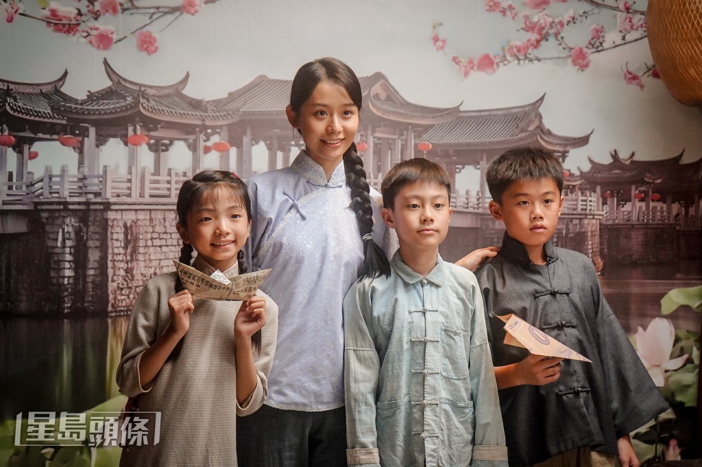 木生太太葉淑柔（左二、 王曉慧飾）在汕頭照顧一 家大小，等候丈夫歸來。
