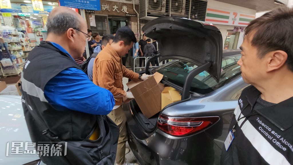警方搜查涉案私家車。黃文威攝