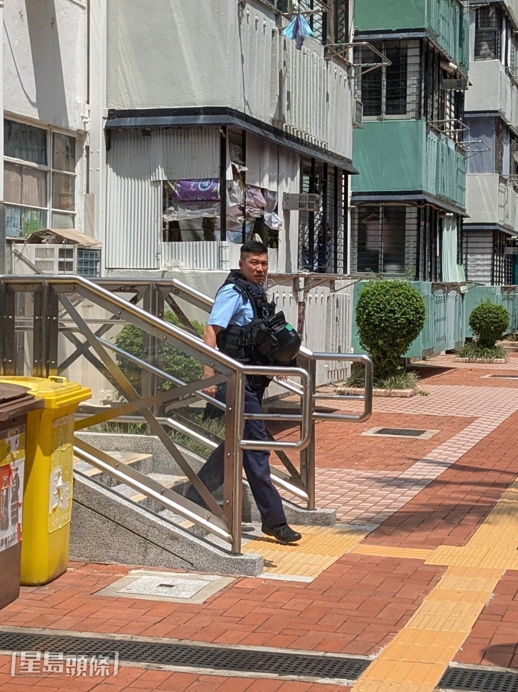 現場警員身穿戰術背心。蔡楚輝攝 現場警員身穿戰術背心。蔡楚輝攝