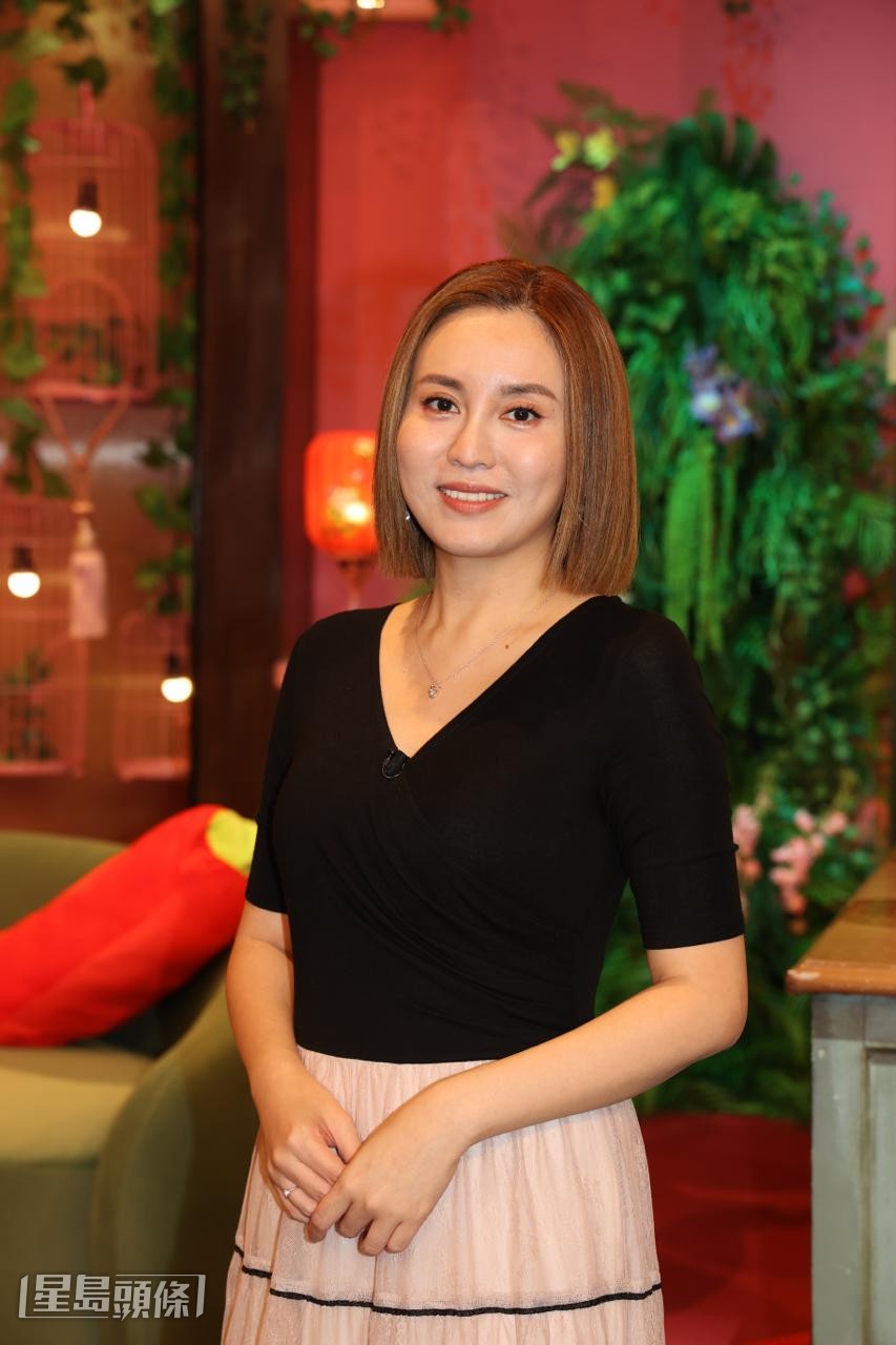 問到老公可有因孩子哭鬧發過脾氣？雨僑笑說：「好少，但他是一個嚴謹的爸爸，有很高要求。」