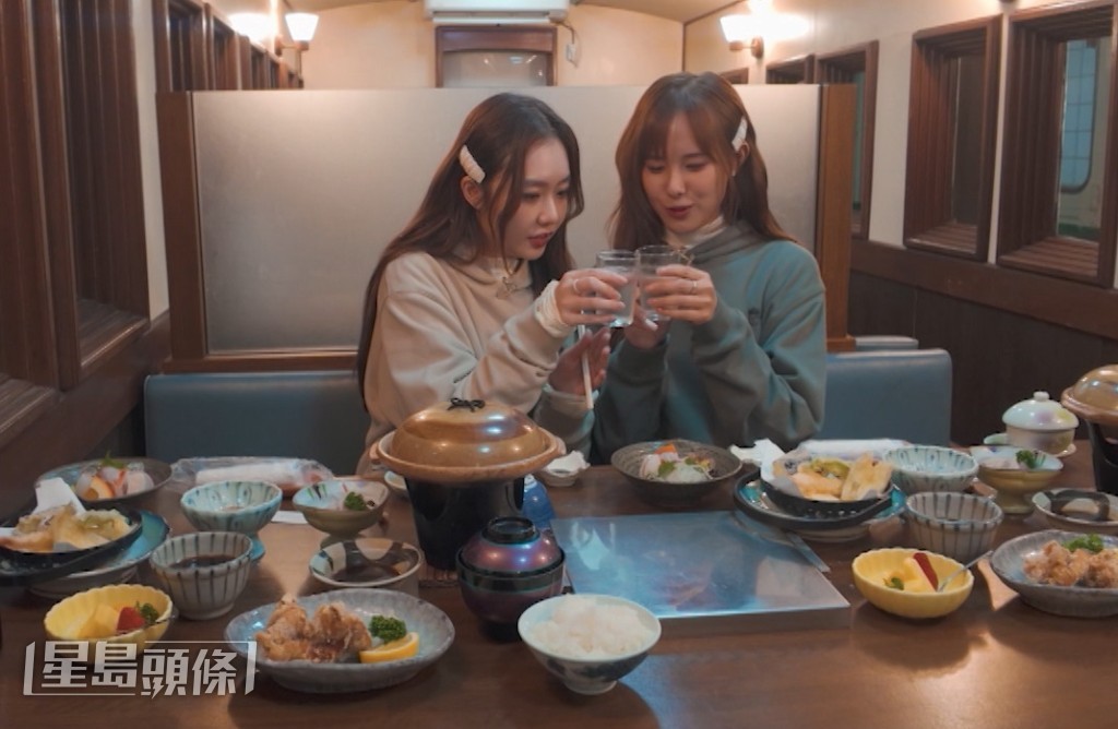 2人坐美食火車邊看風景,邊品嚐鮑魚、牛肋肉飯。 2人坐美食火車邊看風景,邊品嚐鮑魚、牛肋肉飯。