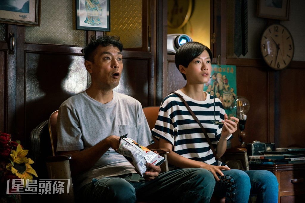 他在細薑面前滔滔不絕地分析《賭俠》系列電影。 他在細薑面前滔滔不絕地分析《賭俠》系列電影。