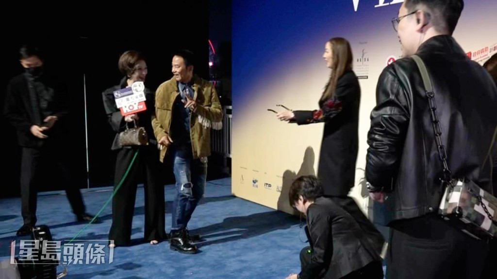 琦琦幫他拾起眼鏡及關心華哥有否受傷。