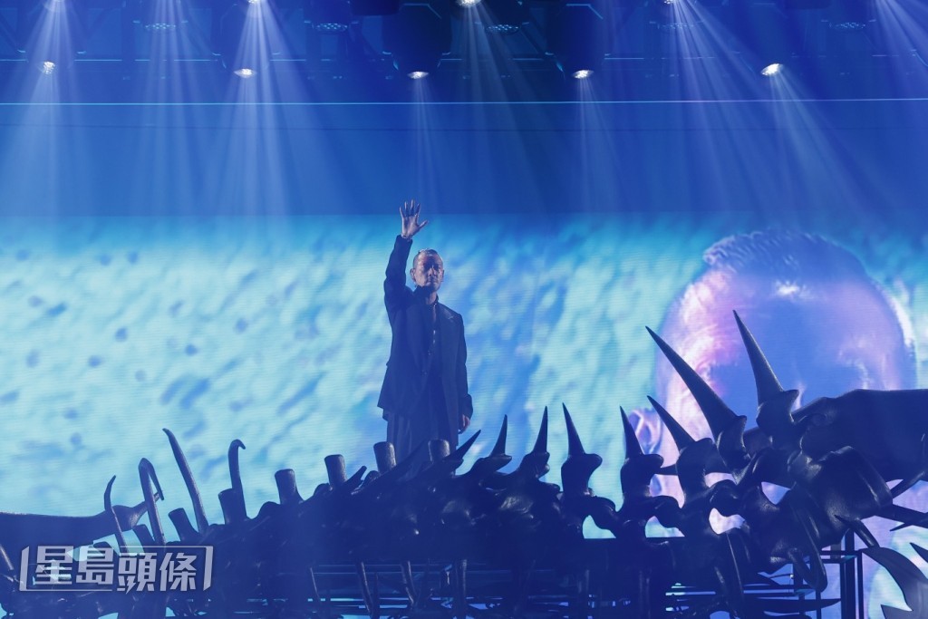 Juno再唱出經典歌《耿耿於懷》。