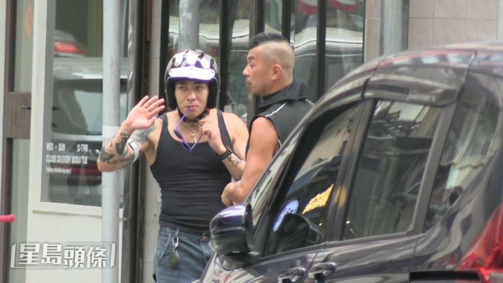 消磨一個下午後，準備駕車離去，同朋友say bye。