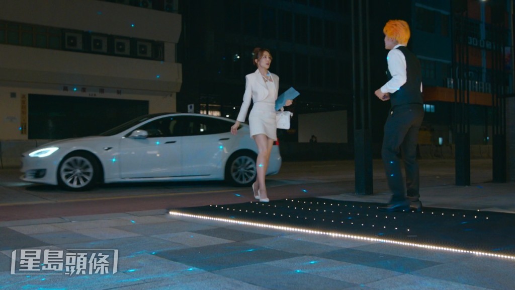 再加上恍如cat walk的完美步姿。