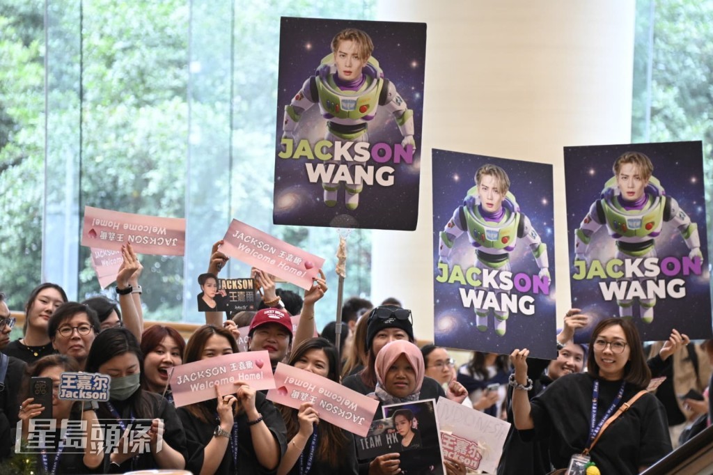 粉絲一見到王嘉爾非常興奮。