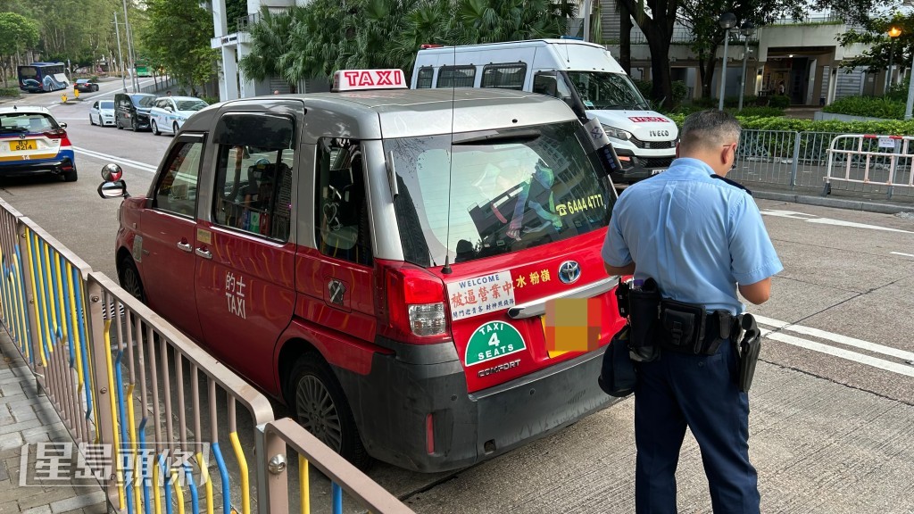 警方接獲的士司機提供的資料後展開部署,派員在東正道一帶守候,當涉事的士抵達前後,警員隨即上前截查。蔡楚輝攝 警方接獲的士司機提供的資料後展開部署,派員在東正道一帶守候,當涉事的士抵達前後,警員隨即上前截查。蔡楚輝攝