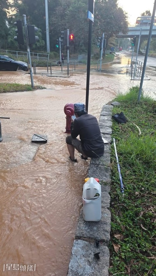 上水新運路近掃管埔路單車徑行人路，有地下食水供水管爆裂。fb上水人大聯盟圖片