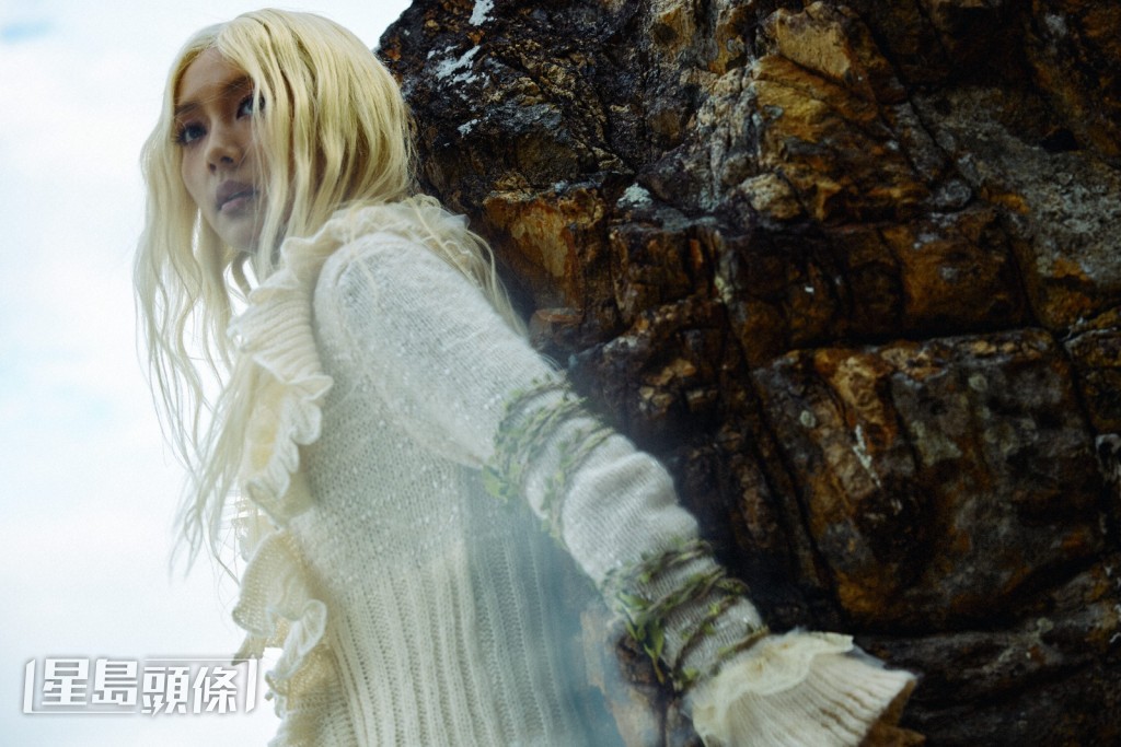 《海》是Marf繼《I’m Marf-elous 》後,再一次為MV落水拍攝。 《海》是Marf繼《I’m Marf-elous 》後,再一次為MV落水拍攝。