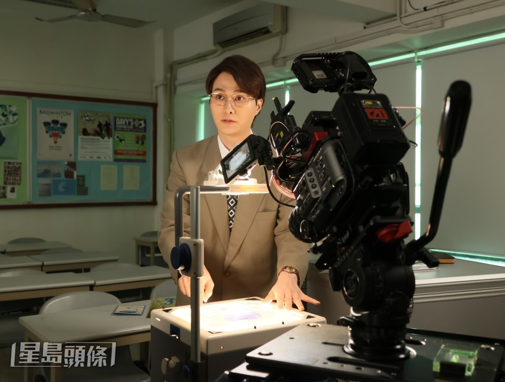 胡鴻鈞扮演唐世煌先生。