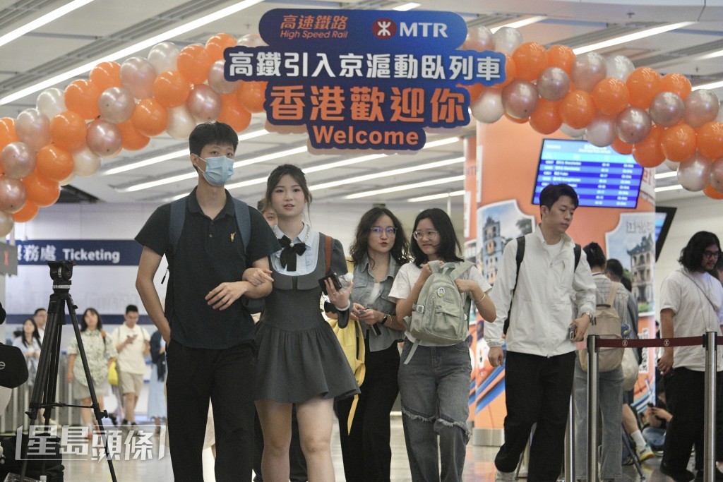 高鐵「臥鋪動車組列車」上海、北京首航班次乘客抵港歡迎活動 - 北京班次。陳浩元攝