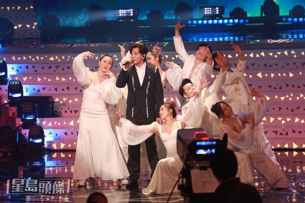 东东为《博爱欢乐传万家》演出。