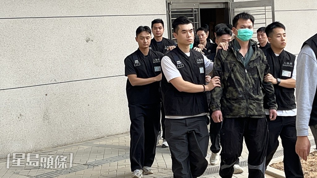 入境處人員將黑工帶走。蔡楚輝攝