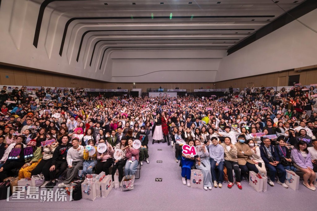 全場粉絲都可以和Twins合照和Hi touch作結。 全場粉絲都可以和Twins合照和Hi touch作結。