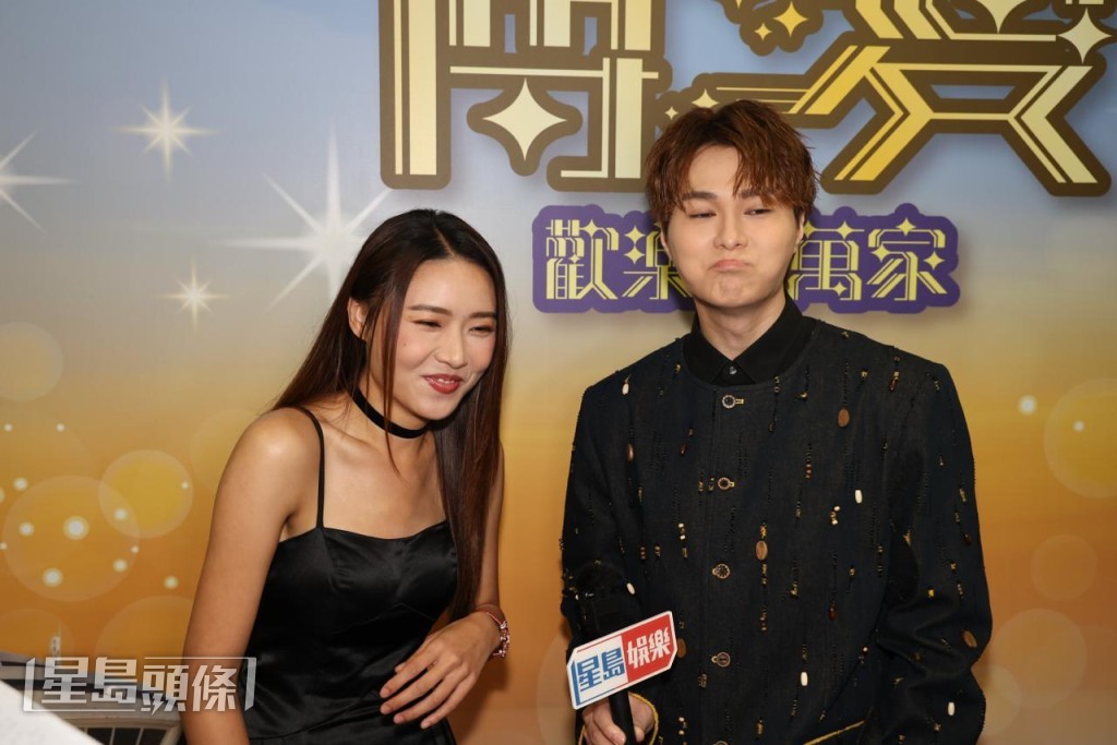 受訪時戴祖儀對着胡鴻鈞表白,指自己入行的願望就是要跟胡鴻鈞合唱。 受訪時戴祖儀對着胡鴻鈞表白,指自己入行的願望就是要跟胡鴻鈞合唱。