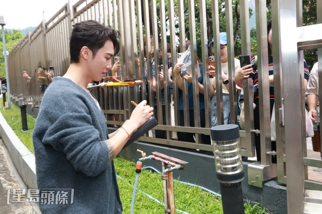 數十粉絲在門外守候。 數十粉絲在門外守候。