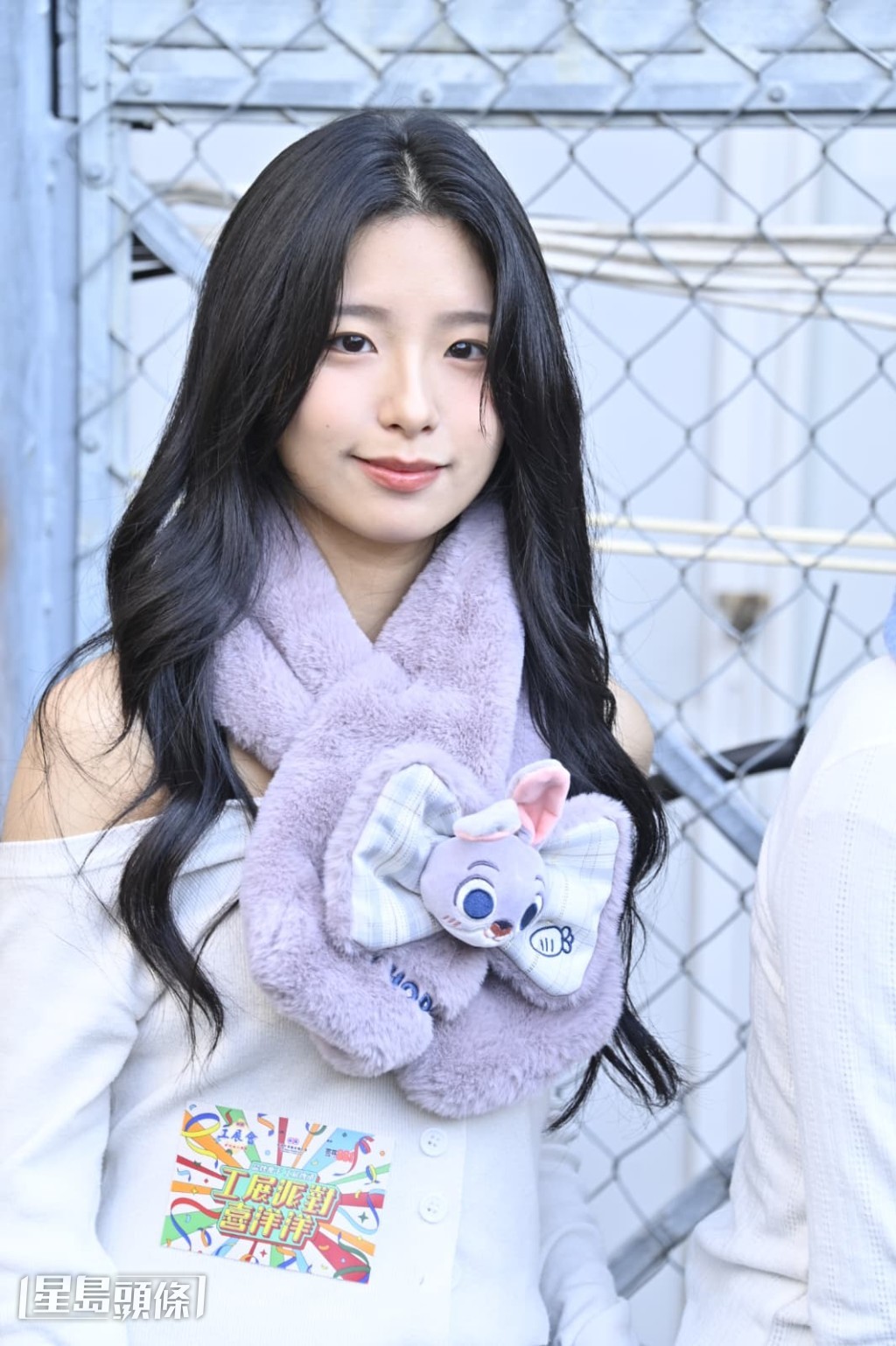 Anesa說在集郵時發生小插曲,因她們拍照時習慣派心,竟感染了平時不會做心心手勢的歌手都跟著她們派心。 Anesa說在集郵時發生小插曲,因她們拍照時習慣派心,竟感染了平時不會做心心手勢的歌手都跟著她們派心。