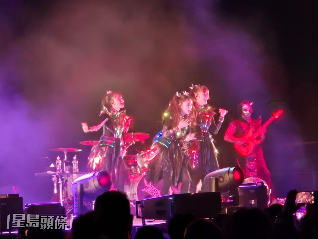  她們以英文高呼「Hello! Hong Kong」。