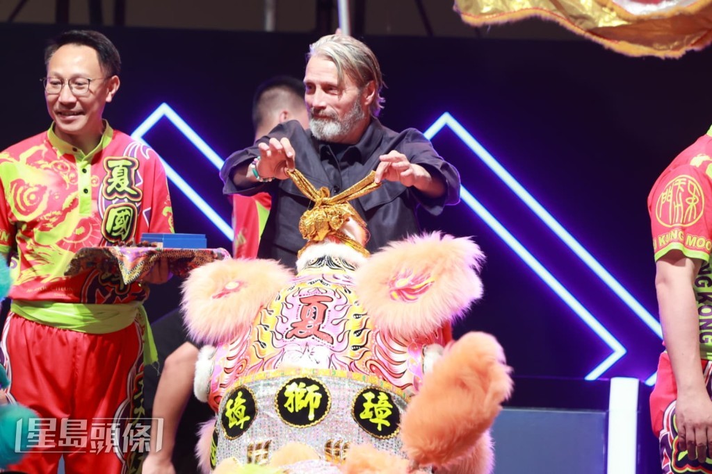 Mads Mikkelsen好搞笑。