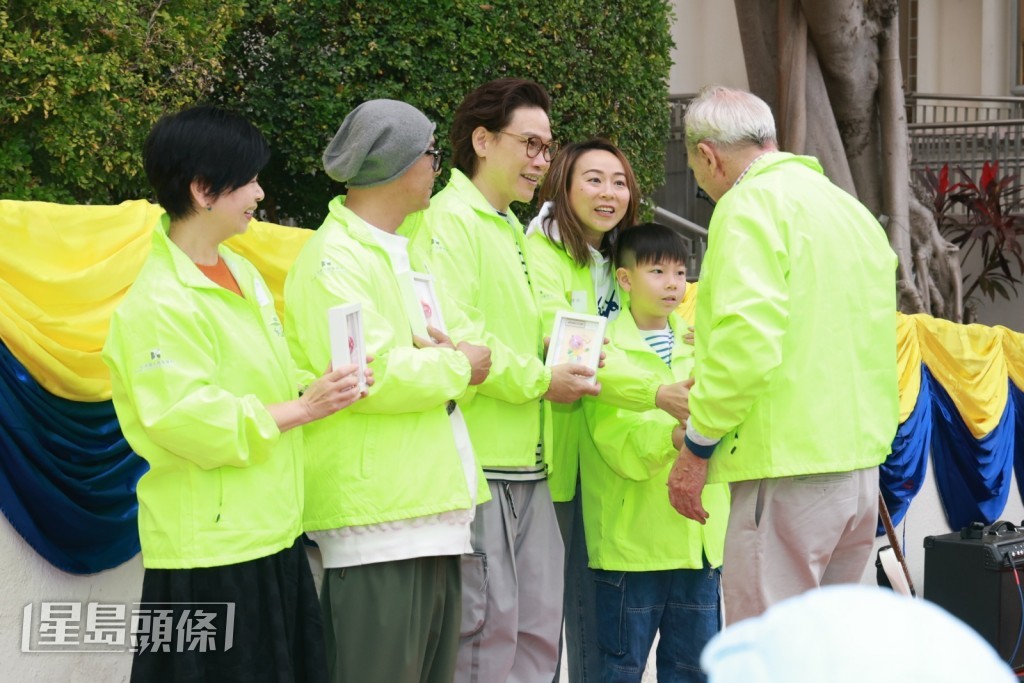 獲大會頒發紀念品。