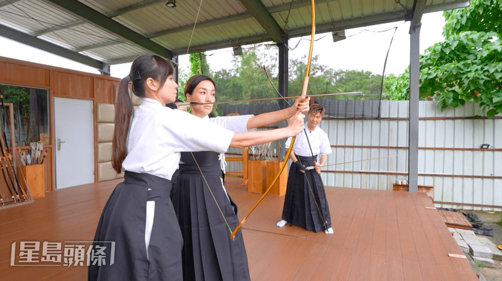 周奕瑋、江美儀體驗日本弓道。