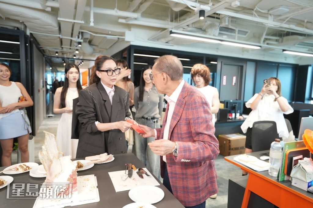 Mani突然問楊博士,「咦,你諗住俾利是我嗎?」全場即刻大笑兼拍手,向來有求必應嘅楊博士二話不說即時從褲袋拿出利是。 Mani突然問楊博士,「咦,你諗住俾利是我嗎?」全場即刻大笑兼拍手,向來有求必應嘅楊博士二話不說即時從褲袋拿出利是。