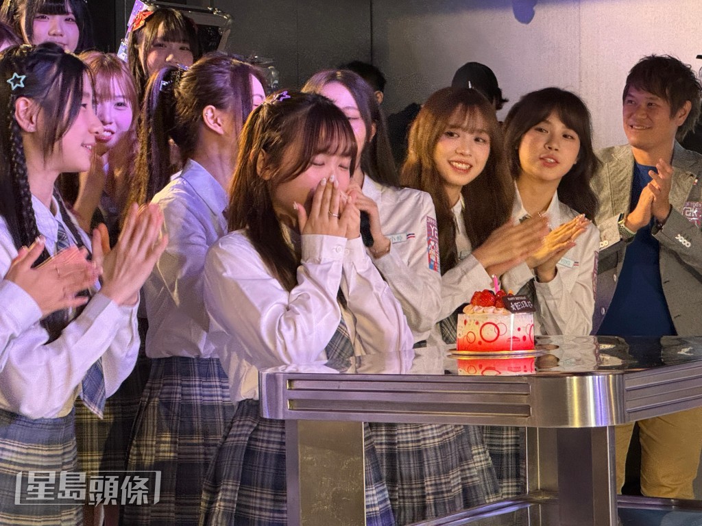 Idol Girls成員Helen 21歲生日,大會向她送上蛋糕慶祝。 Idol Girls成員Helen 21歲生日,大會向她送上蛋糕慶祝。