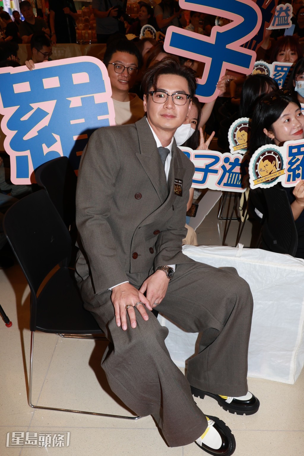 羅子溢今日（3日）出席新劇《金式森林》宣傳，子溢在現場與粉絲合照。