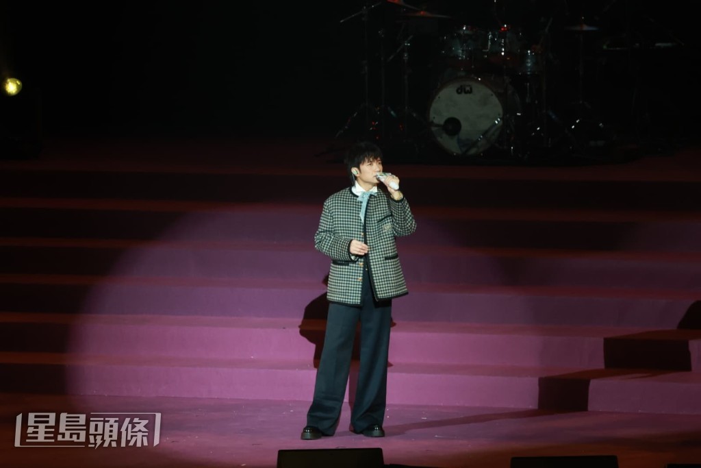 基仔表示現在花很多時間照顧小朋友，每晚要餵奶及換片。