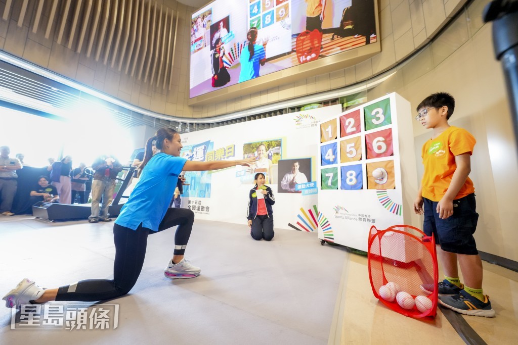 黃卓寧與觀眾大玩互動遊戲。 黃卓寧與觀眾大玩互動遊戲。