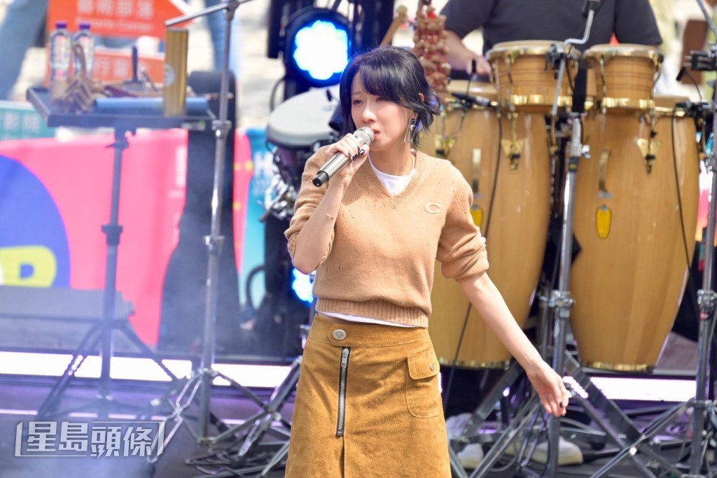 打頭陣的泳兒一口氣獻唱了8首歌曲。