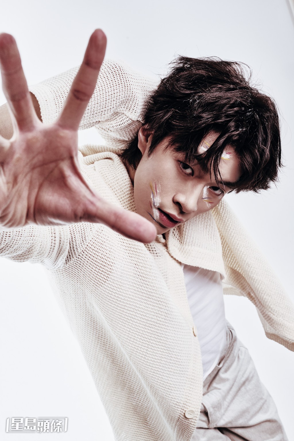 为追求演艺梦想，Kakit要打很多份工维持生计，便利店、送外卖、擦鞋都做过。