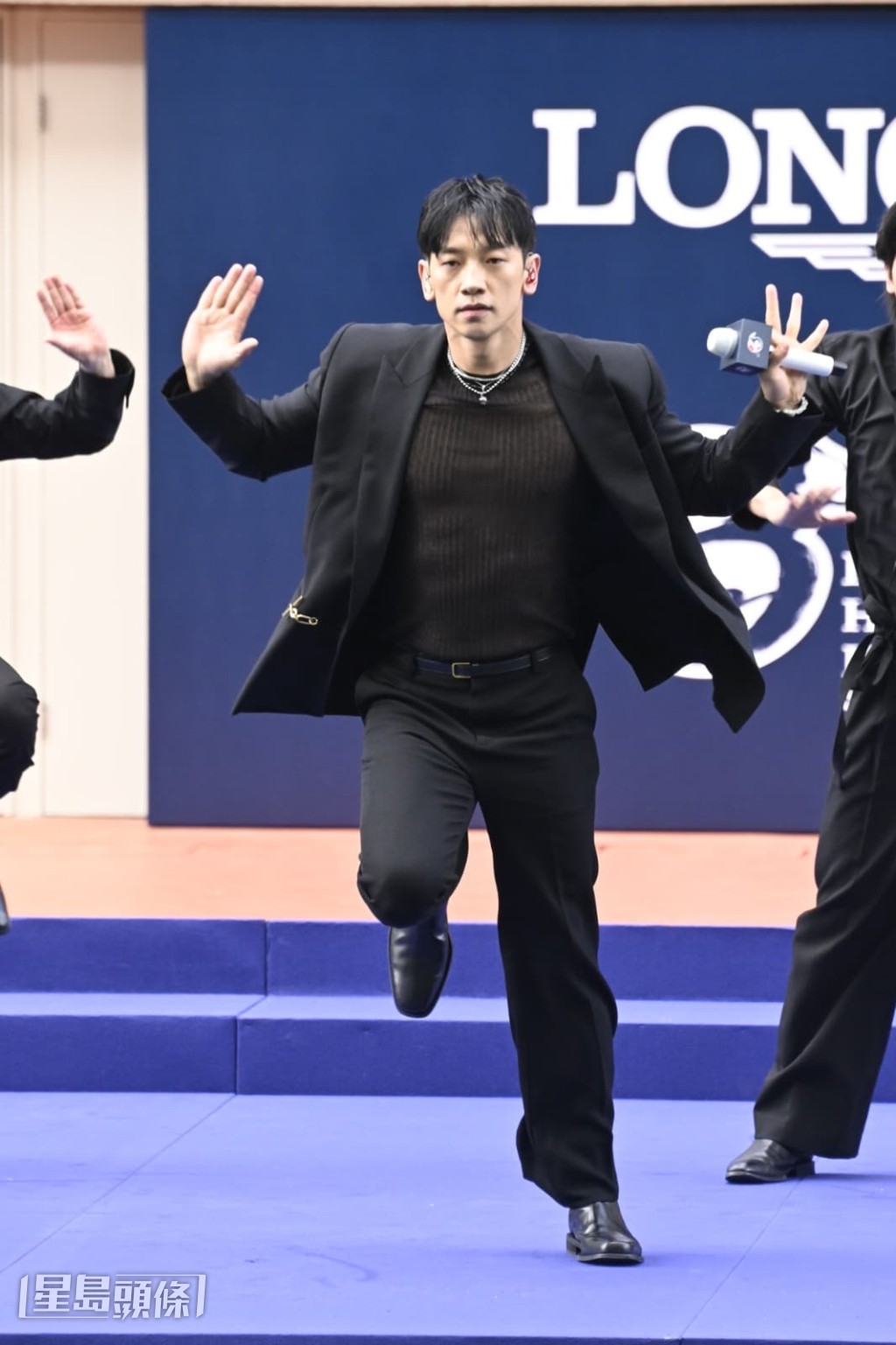 再接連跳唱《I Do》、《30 Sexy》、《Rainism》。 再接連跳唱《I Do》、《30 Sexy》、《Rainism》。