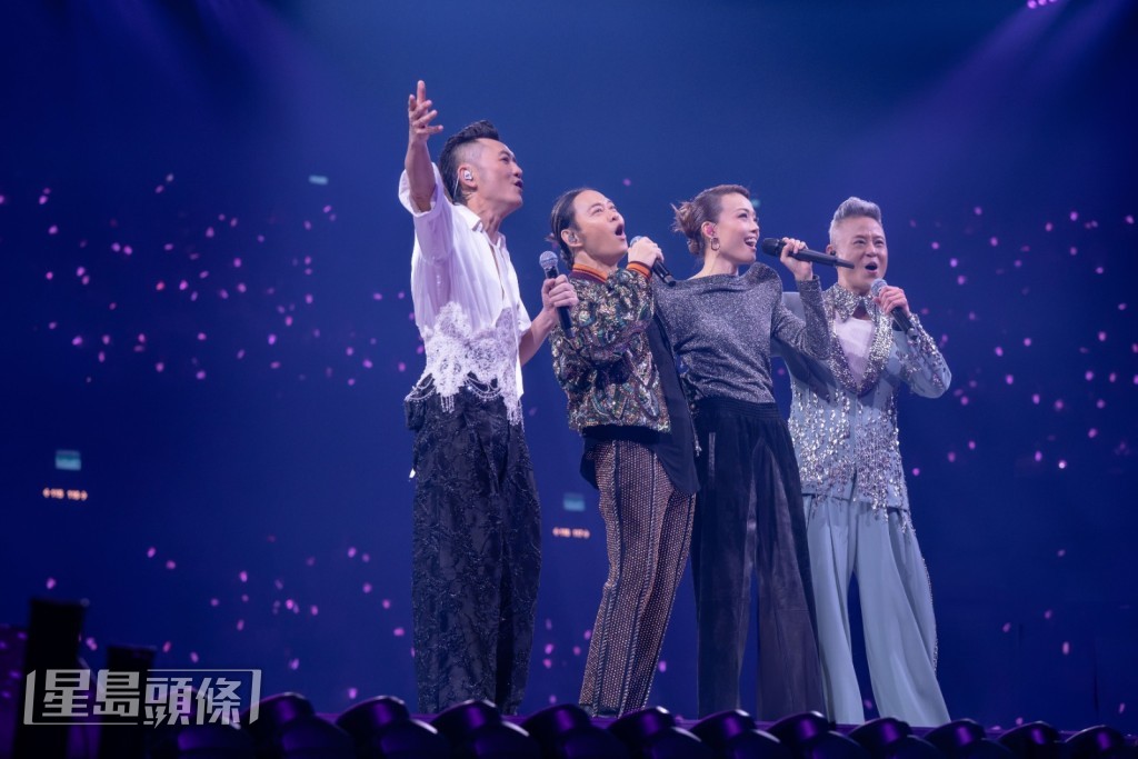 四人合唱《永遠愛著你》。 四人合唱《永遠愛著你》。
