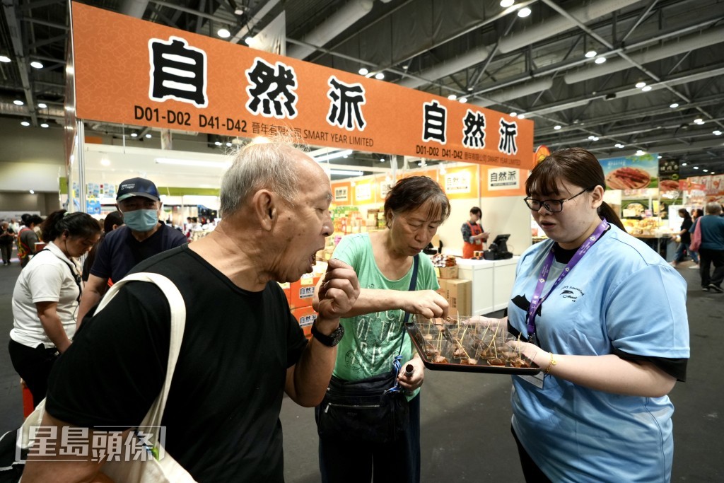 展会购物节设有超过250个摊位。刘骏轩摄 展会购物节设有超过250个摊位。刘骏轩摄