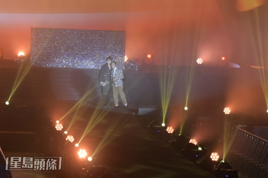 姜涛和陈柏宇唱《夕阳无限好》。