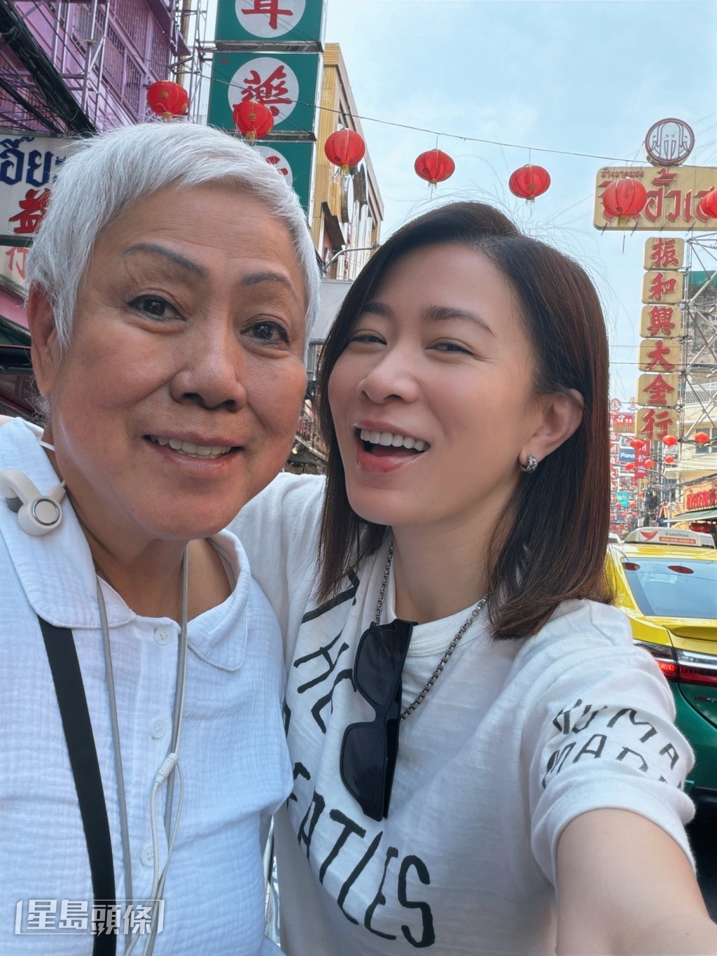 提到阿佘被捕獲在美食廣場用膳被形容貼地,她指是因為媽咪喜歡美食廣場,因甚麼都有。 提到阿佘被捕獲在美食廣場用膳被形容貼地,她指是因為媽咪喜歡美食廣場,因甚麼都有。