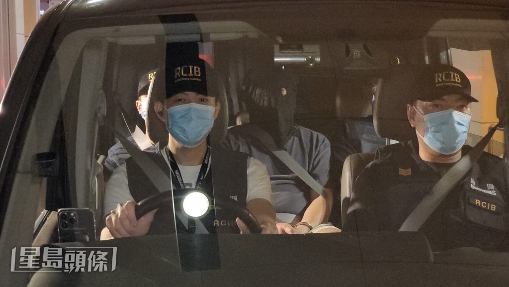 海關拘捕一名69歲，報稱無業持雙程証男子。黎志偉攝