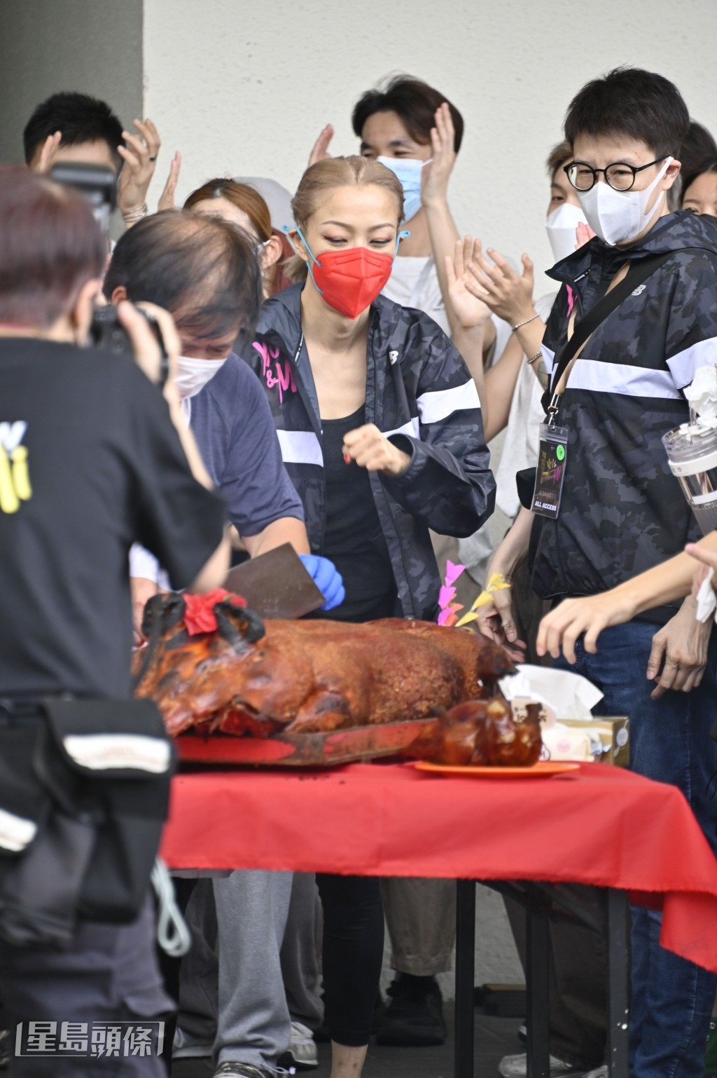 眼神沒有離開過那隻燒豬。