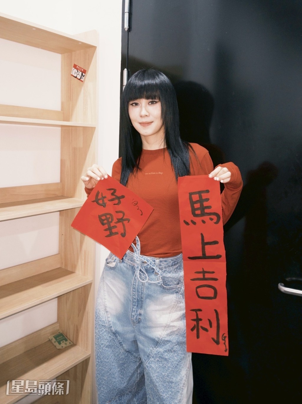 白安特别准备近30张亲笔挥毫的手写春联送给歌迷。