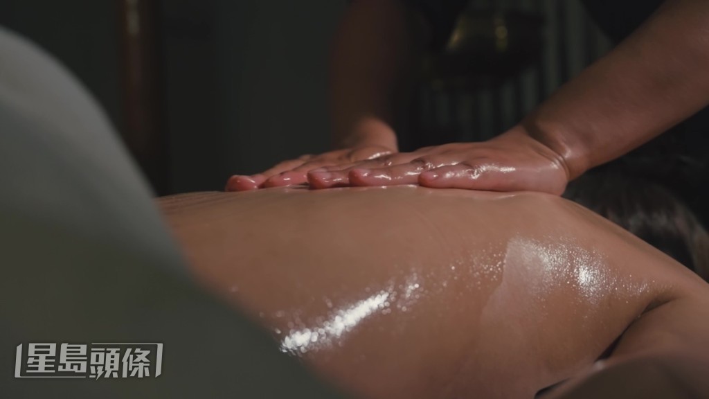 負責體驗的何沛珈便被大量芝麻油、椰子油及草藥油「包裹」全身。 負責體驗的何沛珈便被大量芝麻油、椰子油及草藥油「包裹」全身。