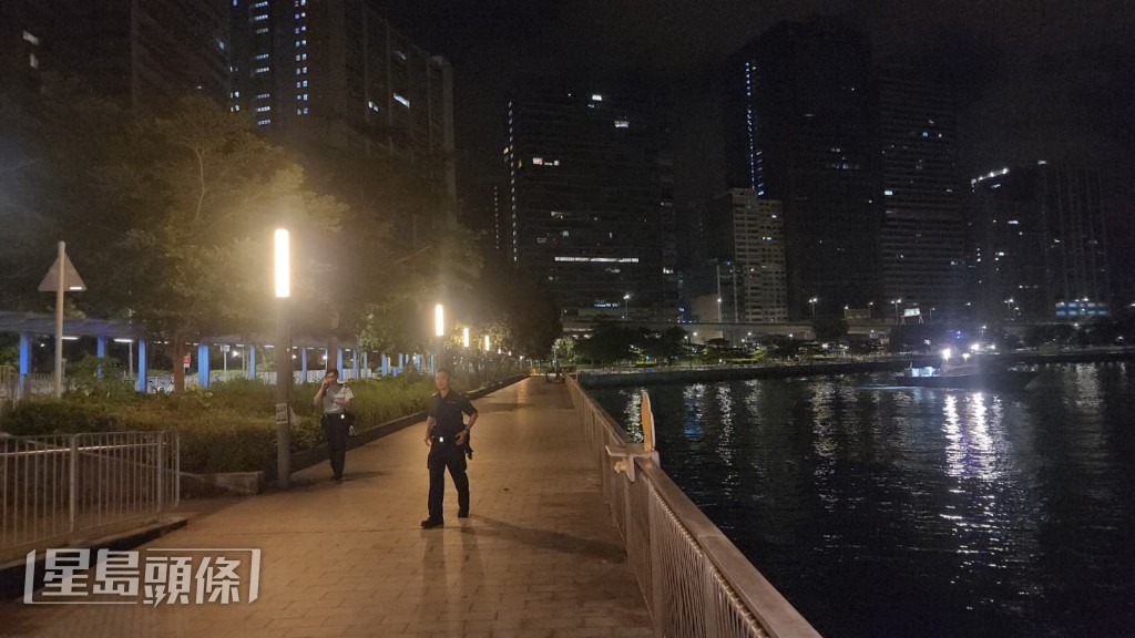 麗城花園對開、距離海岸約20米的海面上，一名女子在水面載浮載沉，最終送院搶救不治。黎志偉攝
