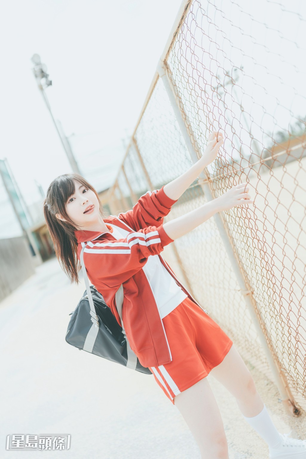Miu穿上日系运动服造型在棒球场拍美照，感觉好热血！
