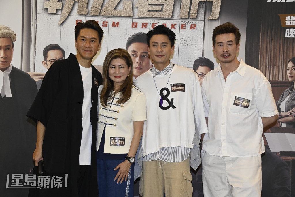 3人與樂小姐合照。